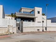 VILLA DE 3 DORMITORIOS Y 2 BAÑOS ZONA HACIENDA DE SAN...