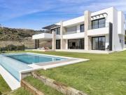 Villa de 4 habitaciones en venta en El Paraiso, Malaga