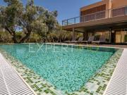 Villa de canto contemporânea com piscina privada e vista...