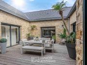 Villa de caractère autour de sa piscine et de son patio...