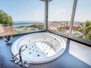 Villa de diseño con excelente situación y vistas al mar...