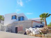 Villa de diseño moderno en construcción en una parcela...
