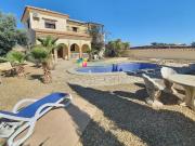 Villa de dos plantas, totalmente amueblada, de 3...