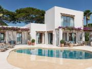 Villa de estilo ibicenco con vistas panorámicas al mar...