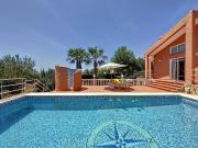 Villa de estilo mediterráneo con vistas al mar y piscina...