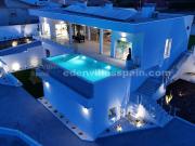 Villa De Estilo Moderno Con Piscina Privada Y Magníficas...