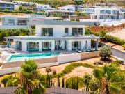 Villa de estilo moderno con vistas despejadas en venta...