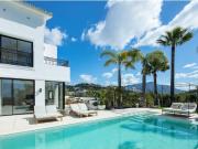 Villa de Lujo Reformada de 5 Dormitorios en Venta en Los...