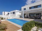 Villa de obra nueva en Dénia construida en 2022. Piscina...