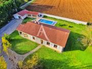 Villa de plain pied avec double garage et piscine...