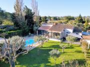 Villa de plain pied avec piscine dans un village avec comme