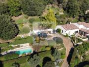 Villa de plain pied avec piscine et vue dégagée