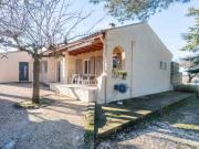 Villa de plain pied rénovée avec piscine, dépendance et...