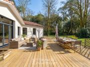 Villa de plain pied sur son vaste jardin arboré au coeur...