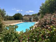 Villa de plain pied sur un terrain de 2300 m2 avec piscine