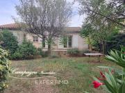 VILLA de plain pied, T4 avec garage, cour et jardin arboré p