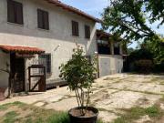 Villa di 120 m con 3 locali e box auto in vendita a...