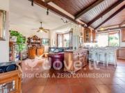 Villa di 423 m con più di 5 locali e box auto in vendita...