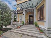 Villa di 440 m con più di 5 locali e box auto in vendita...