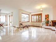 Villa di 497 m con più di 5 locali in vendita a Albizzate