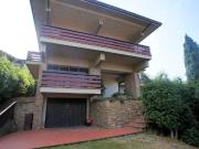 Villa di ampia superficie con giardino in vendita a... Villa di ampia superficie con giardino in vendita a...