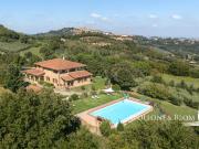 Villa di campagna con piscina e vista dominante...