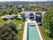 Villa di Design con Vista Panoramica e Piscina a Sfioro...