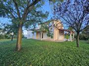 Villa disposant de 4 chambres. Un grand jardin