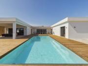 Villa em ambiente de luxo junto à praia. Condomínio fechado