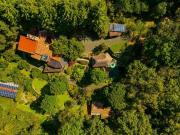 Villa en el Bosque con 5 casas 1 estudio vistas...