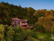 Villa en el bosque con 5 casas, 1 estudio, vistas...