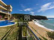 Villa en la primera línea del mar, situada en la hermosa... Villa en la primera línea del mar, situada en la hermosa...