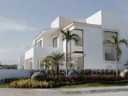 Villa en Paraíso Country Club con amplio terreno