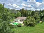 Villa en pierre avec piscine et parc boisé de 1,97 ha...
