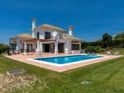 Negociable. Villa en primera línea de golf a la venta...