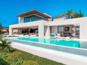 Villa en venta en Estepona con 4 dormitorios, 4 baños y...