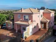 Villa Espaçosa e Independente com Garagem