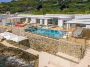 Villa flottante moderne avec piscine et vue panoramique...