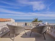 Villa frente al mar con piscina privada en venta en Denia