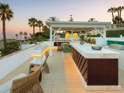 Villa Frente al Mar en Puente Romano con Acceso Directo