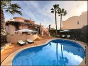 Villa Hakira Moradia com Piscina, Jardim e Terraço, a...