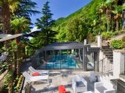 Villa im Tessiner Stil, umgeben von Grünflächen mit...