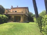Villa plurifamiliare in affitto a Forte Dei Marmi