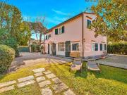 Villa in affitto a Forte dei Marmi via Carlo Carrà, 10,...