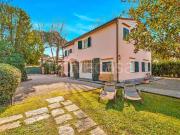 Villa in affitto a Forte dei Marmi via Carlo Carrà, 10,...