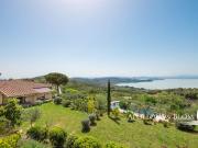 Villa in collina vista lago e piscina a sfioro...