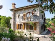 Villa in Pietra con Giardino e Piscina Privata – Un...