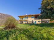 Villa in vendita a Angera VA