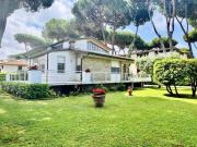 Villa in vendita a Lido di Camaiore Camaiore 240 mq Rif:...