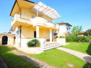 Villa in vendita a Tonfano Pietrasanta in Ottimo...